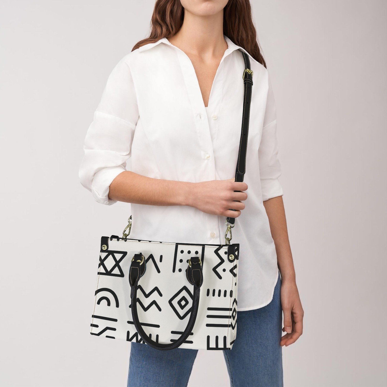 c3daad069b4c61d46af2e96ed83961a9.jpg Sac à main noir et or Odyssée Signature | Maïa Muto – Image 6